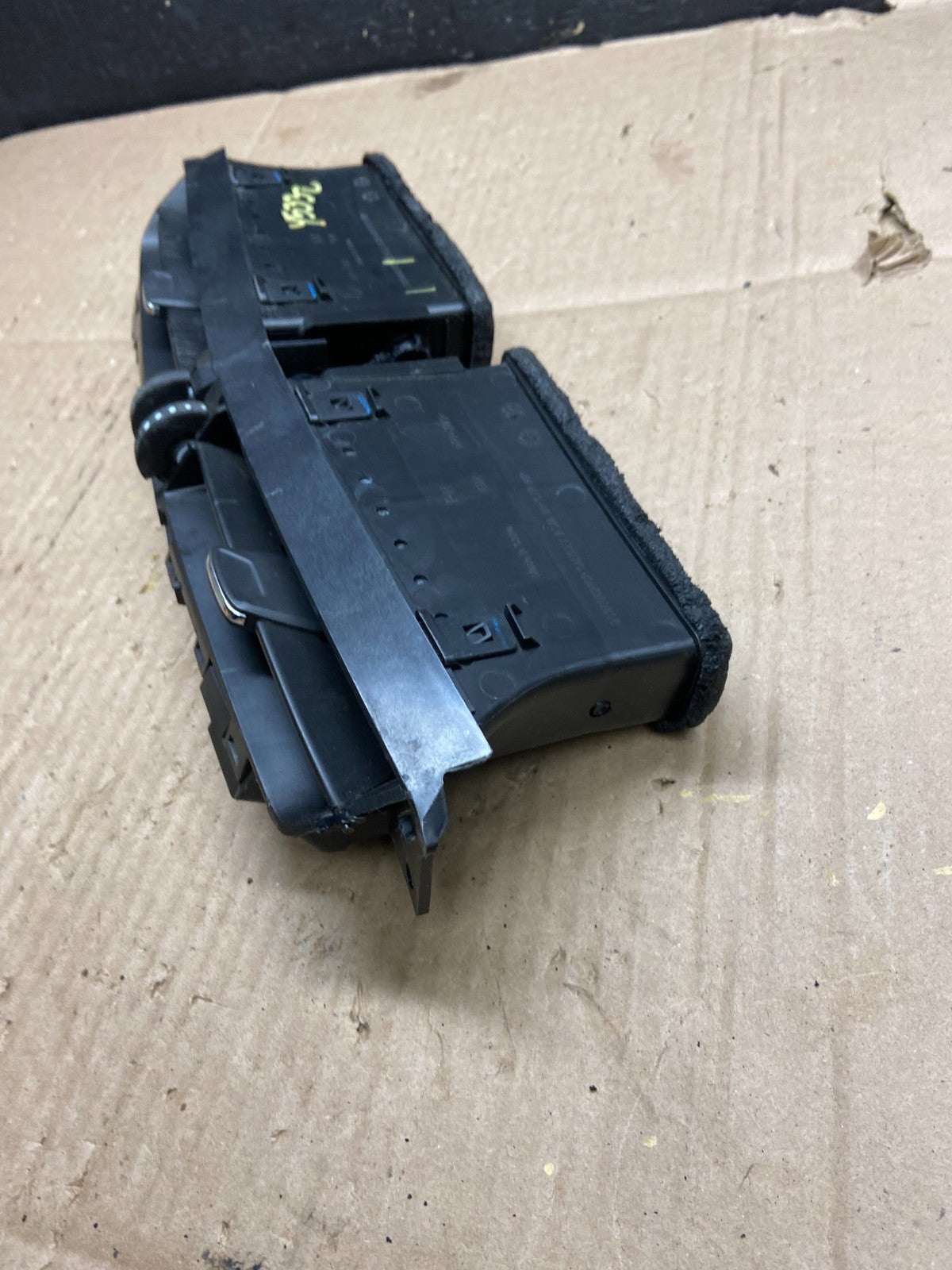 2013 to 2017 Cadillac XTS Center Console Front Air Vent Y5332 DG2