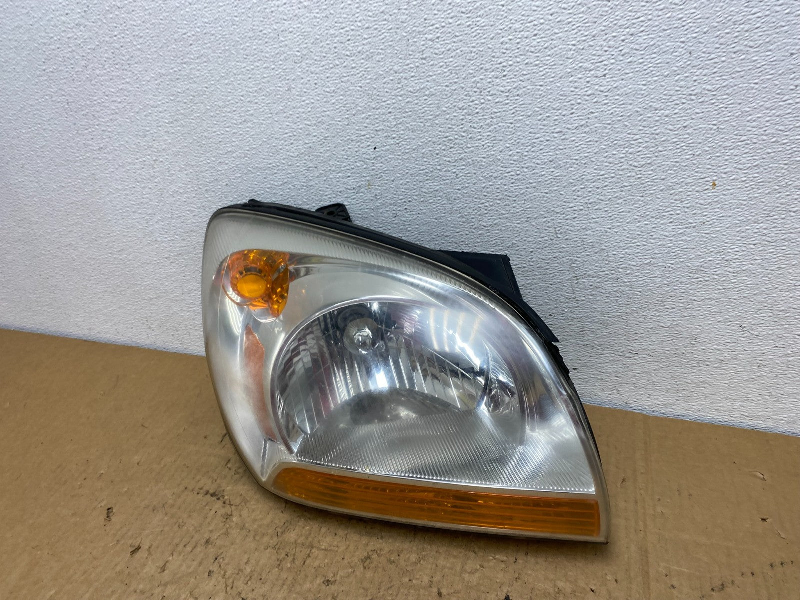 2005 to 2006 Kia Sportage Right Passenger RH Halogen Headlight AC8255 DW1