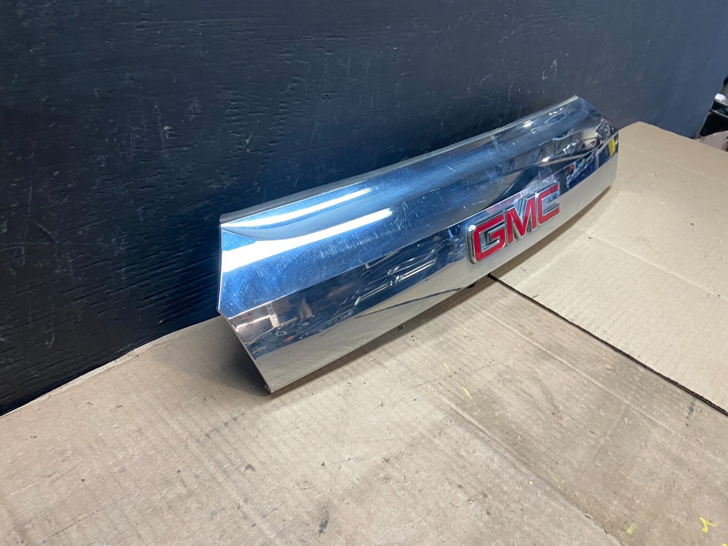 2011-2015 GMC Terrain Tailgate Chrome Finish Molding with Camera Oem E33142