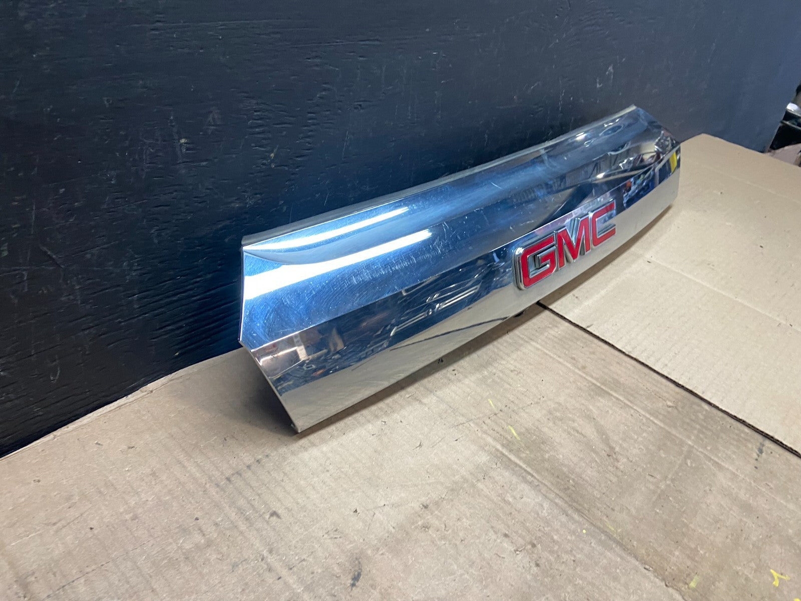 2011-2015 GMC Terrain Tailgate Chrome Finish Molding with Camera Oem E33142