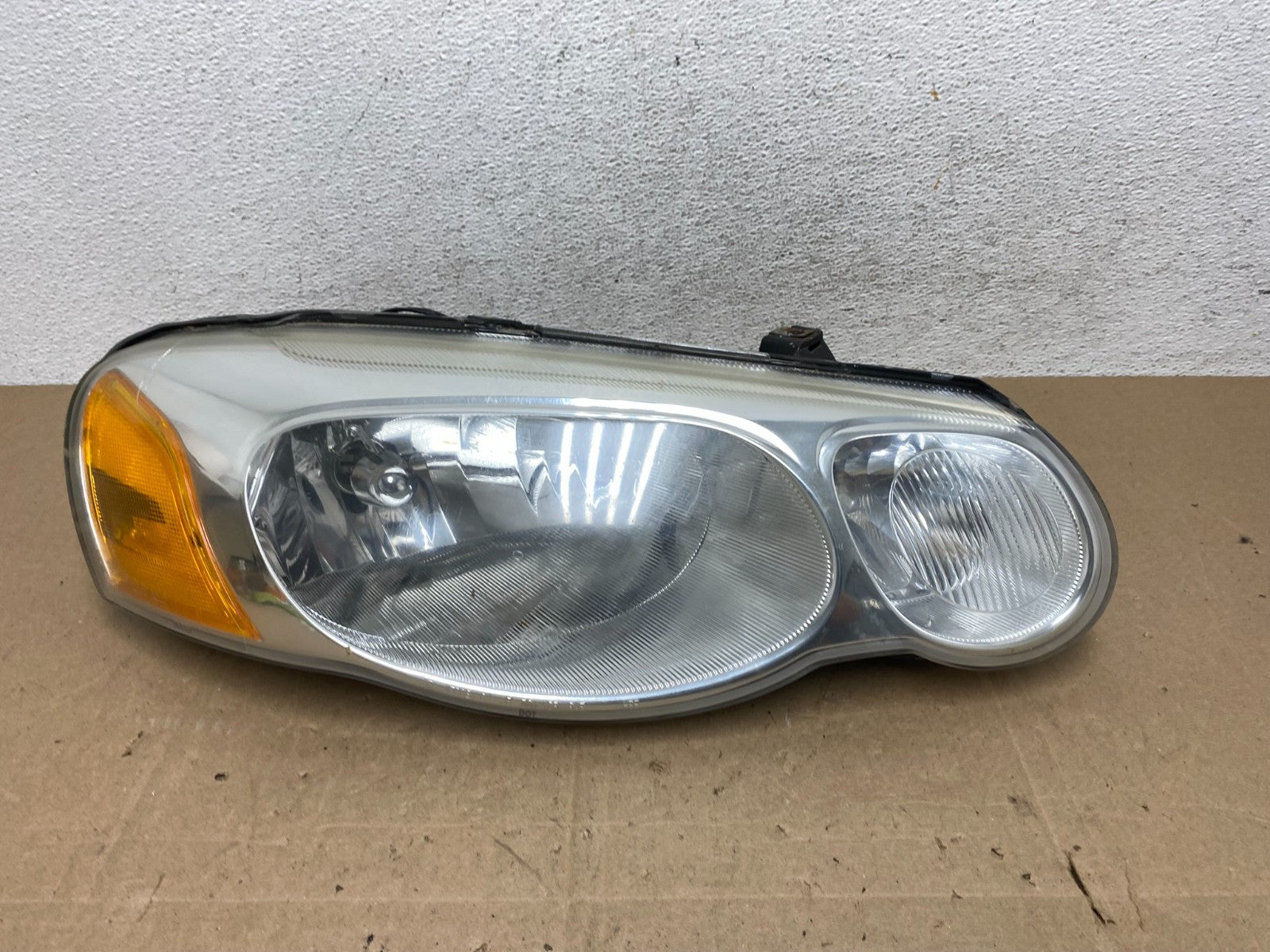 2004 2005 2006 Chrysler Sebring Right Passenger Side Halogen Headlight AE5950 DW0