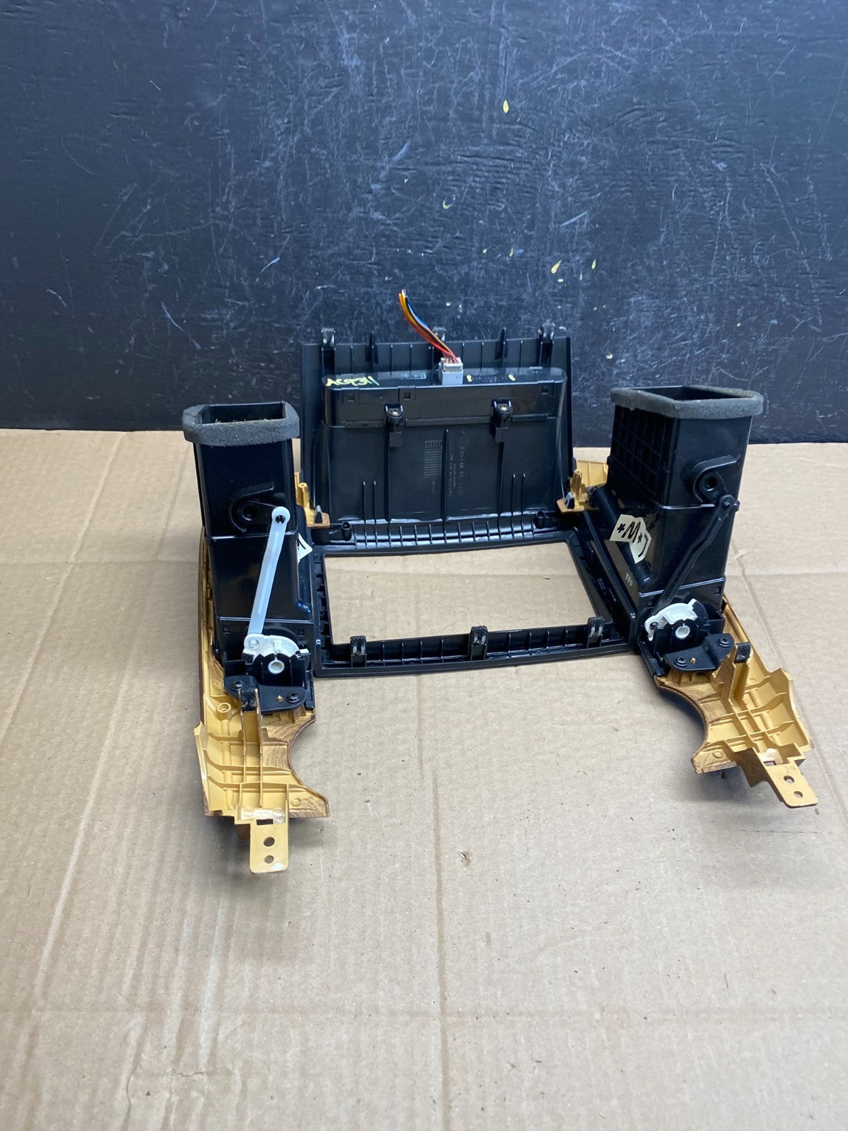 2006-2012 Hyundai Entourage Sedona Center Radio Clock Bezel Air Vent AC9311 DG5