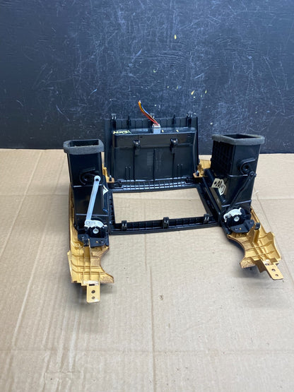2006-2012 Hyundai Entourage Sedona Center Radio Clock Bezel Air Vent AC9311 DG5