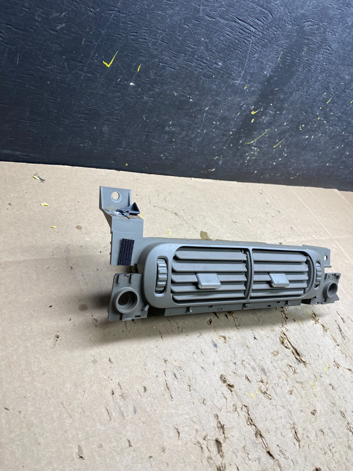 1997 to 1999 Cadillac Deville Front Center Dash A/C Air Vent U5359 DG2