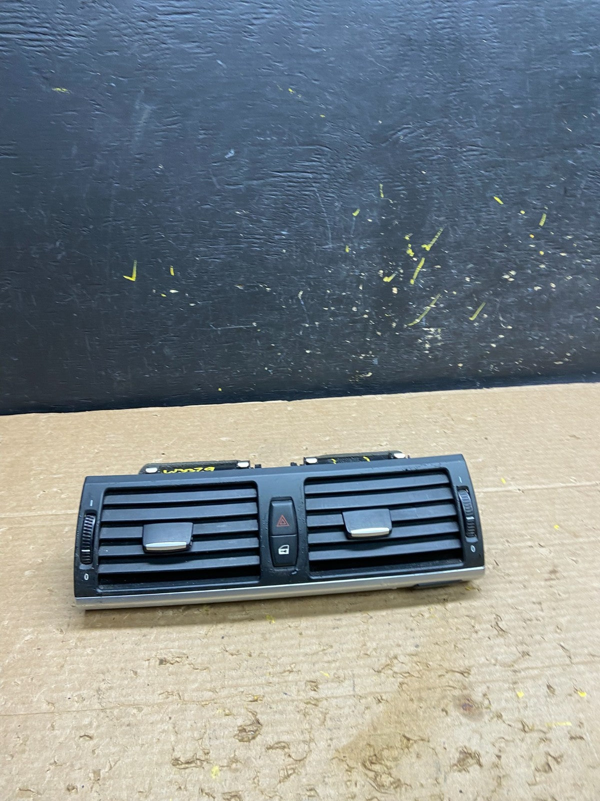 2007 to 2013 BMW X5 X6 Center Console Dash Air Vent OEM W3329 DG0