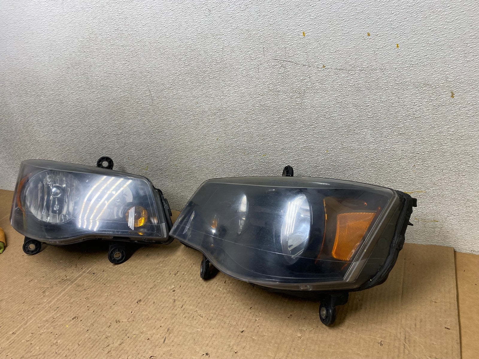 2008 to 2016 Chrysler Town and Country Left+Right Side Headlights W5211 DW2