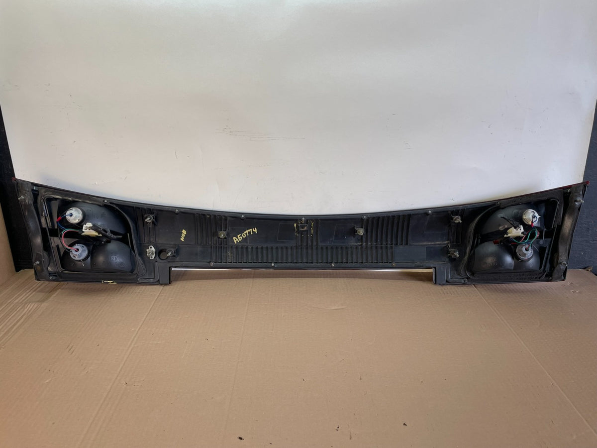 2002 - 2004 Subaru Outback Trunk Hatch Lid Tail Light Panel Center AH6469 DG8