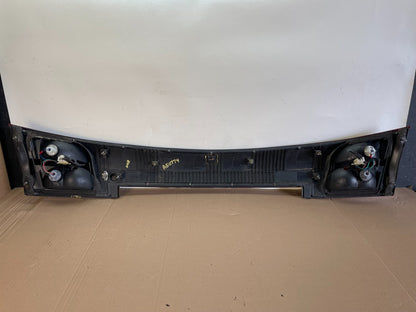 2002 - 2004 Subaru Outback Trunk Hatch Lid Tail Light Panel Center AH6469 DG8