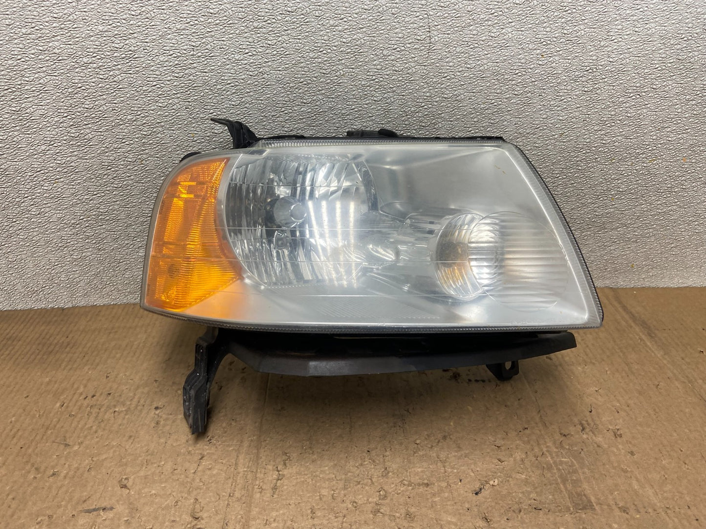 2005 - 2007 Ford Freestyle Right Passenger RH Side Halogen Headlight AA8266 DW0