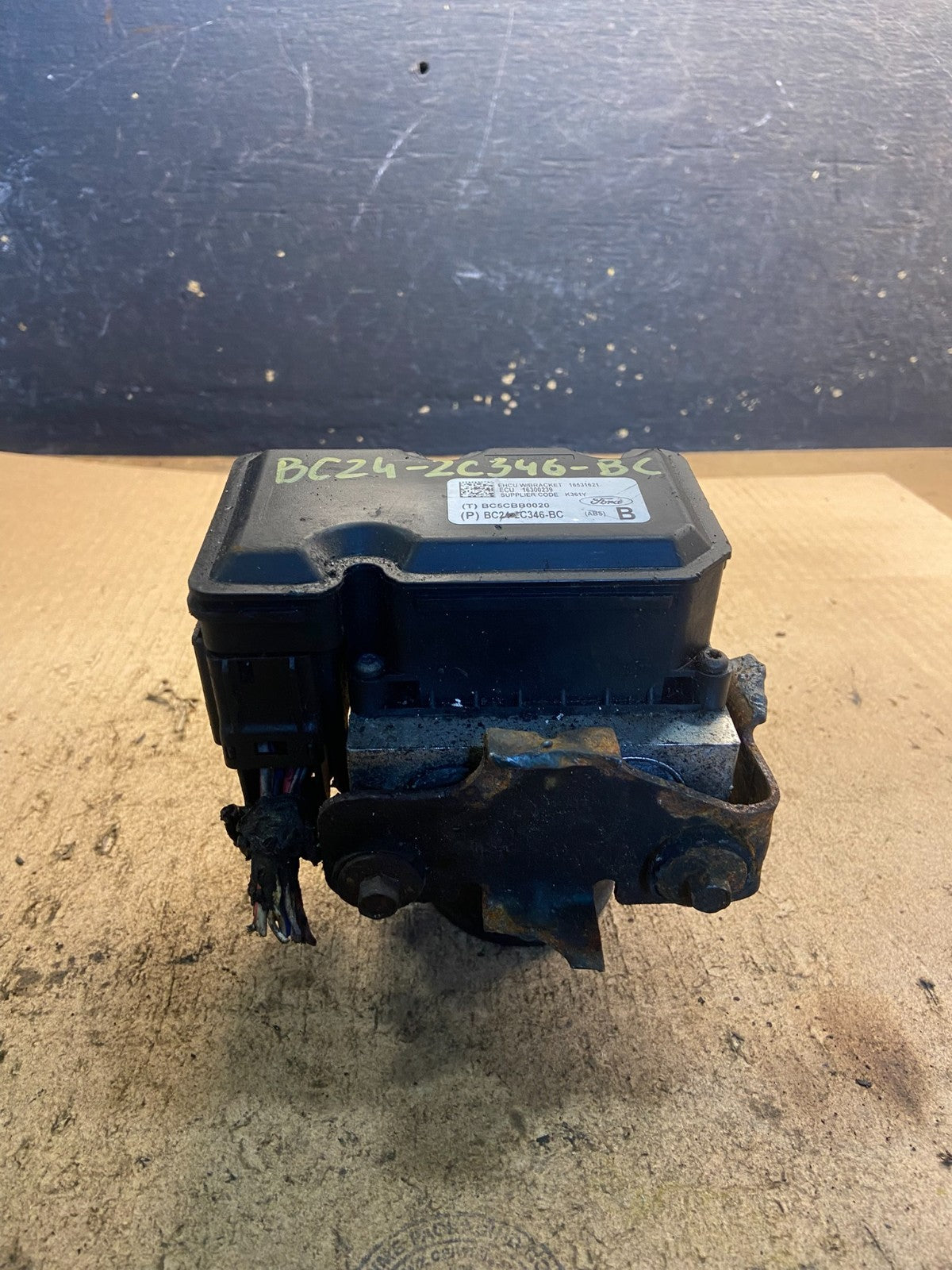 2014 2015 FORD E350 Van  ABS Anti Lock Brake Pump Module Z8918 DG1