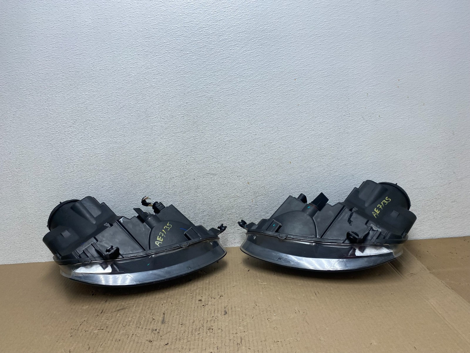 2005 to 2010 Volkswagen Jetta Left+Right Side Headlights Halogen AE7135 DW7