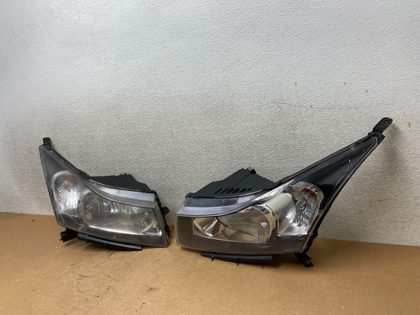2011 to 2015 Chevrolet Cruze Halogen Left+Right Set Headlights Z7066 DW1