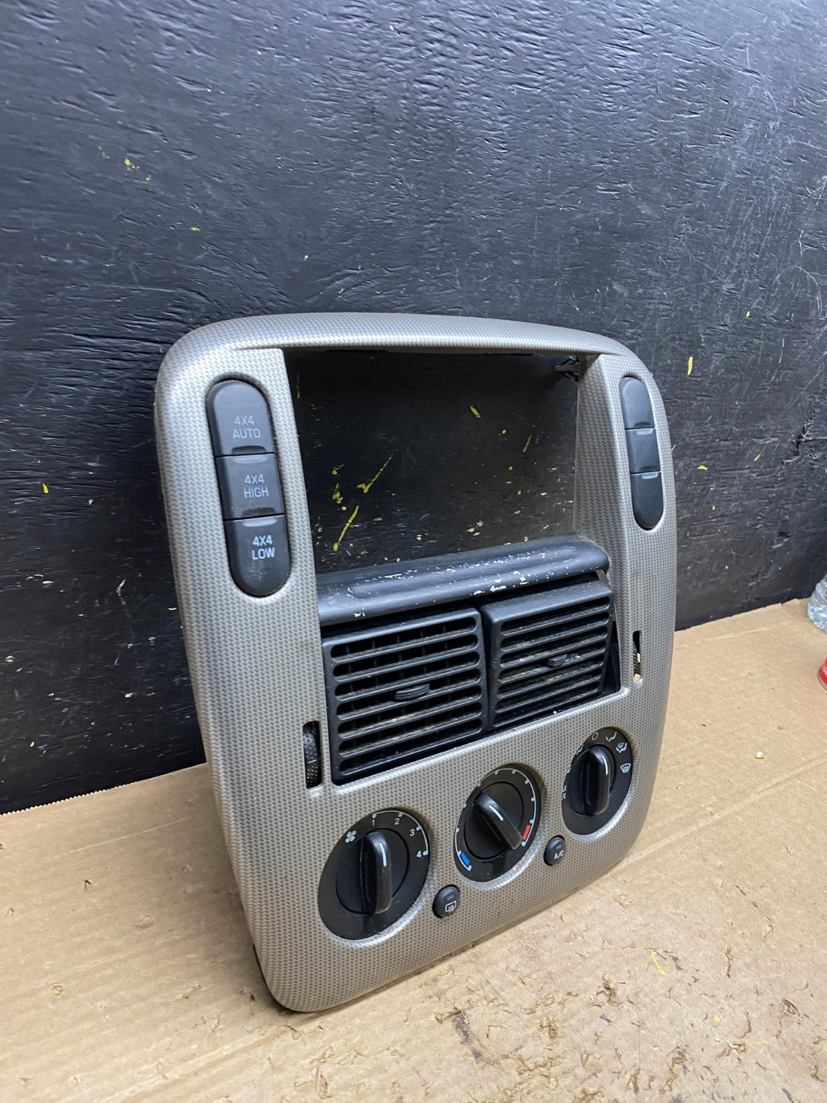 2002 to 2005 Ford Explorer Radio Dash Bezel Climate Control Air Vent X1321 DG2