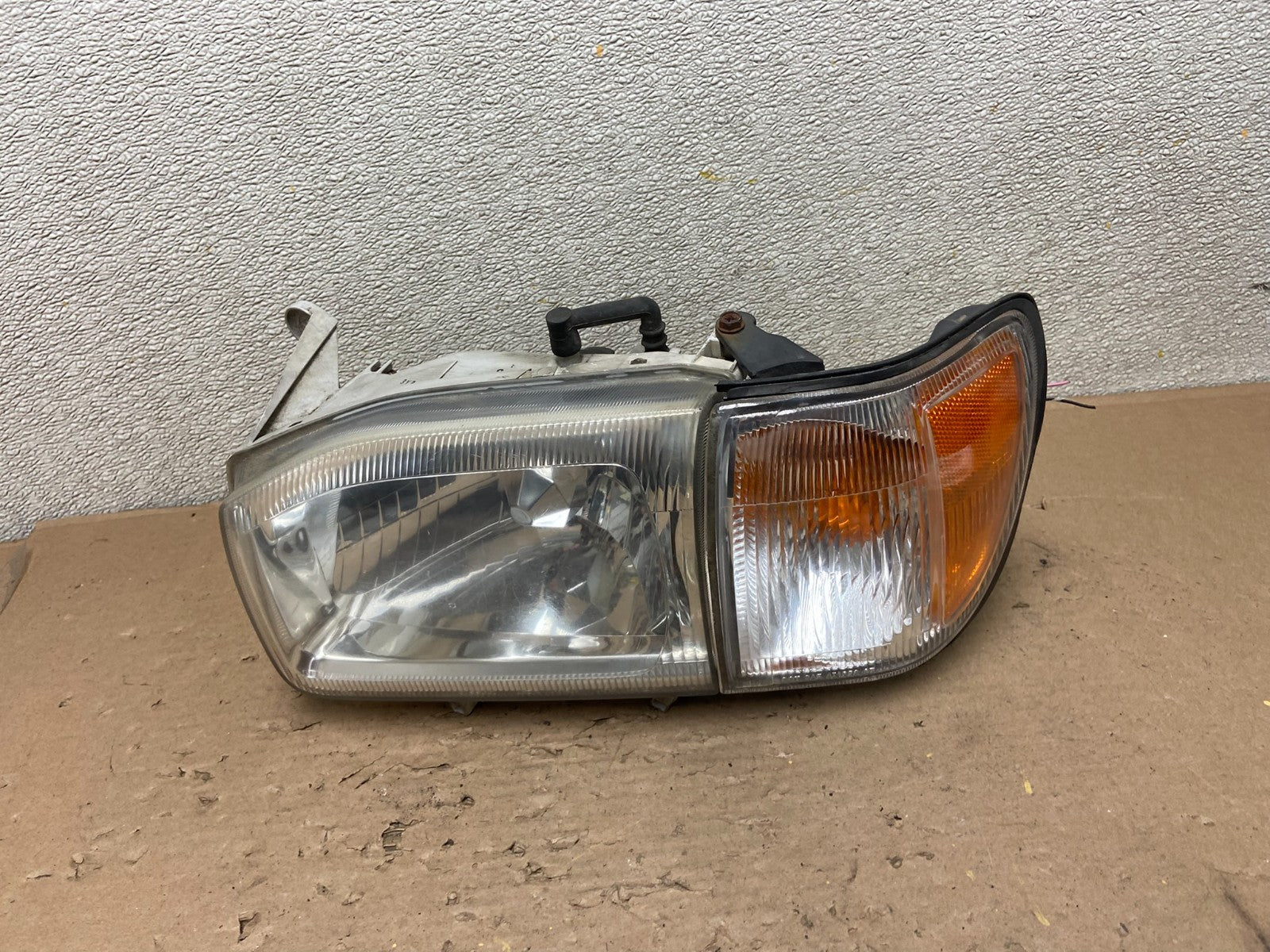 1999 to 2004 Nissan Pathfinder Left Driver Halogen Headlight Oem AB0905 DW0