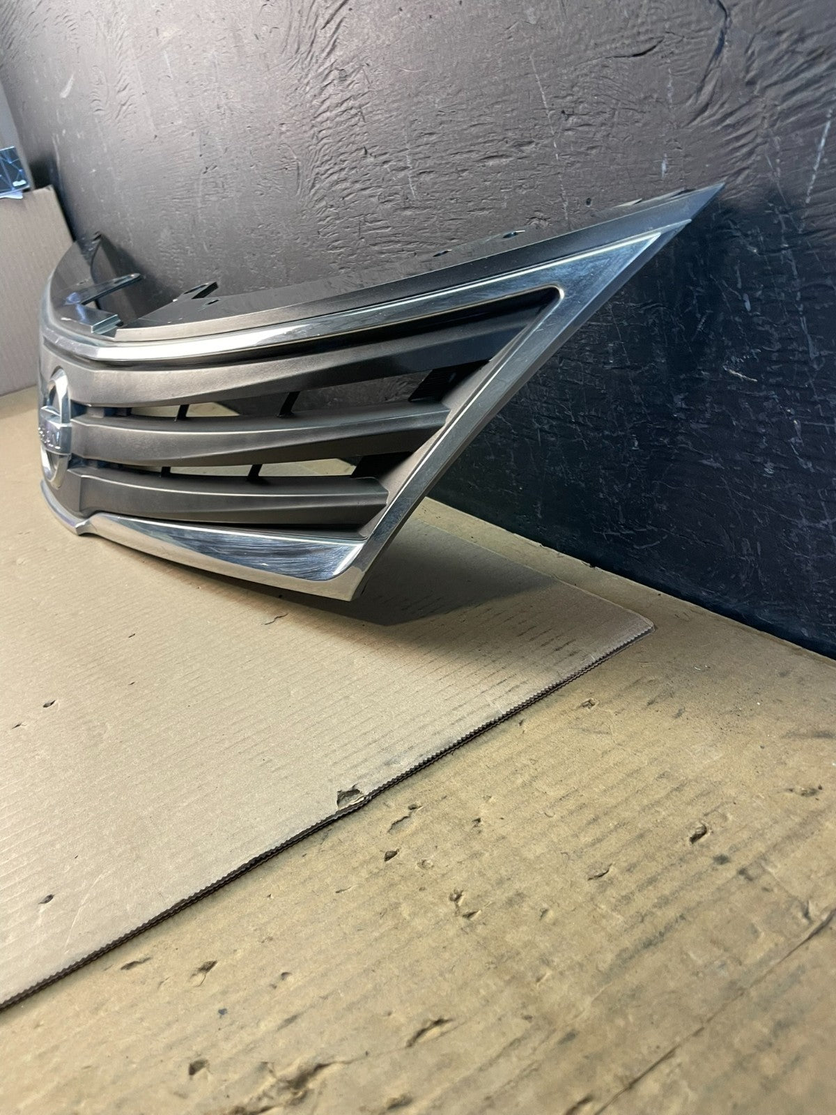 2007 2008 2009 Nissan Versa Sedan Front Upper Grill Grille AC2008 DG1