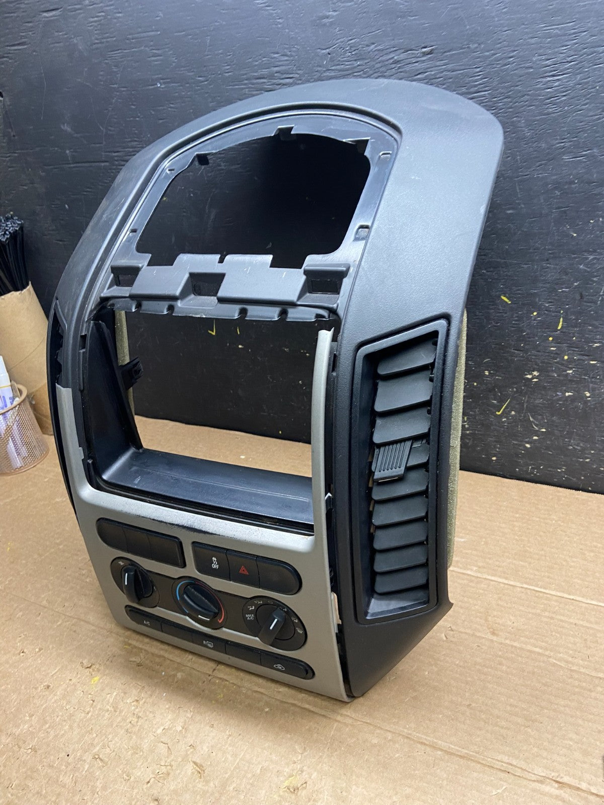 2007 - 2010 Ford Edge Heater Climate Control Radio Control Dash Bezel w1796 DG1