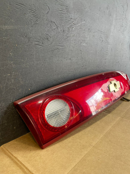 2003 2004 2005 Chevrolet Cavalier Rear Trunk LID Center Tail Light AE0802 DG2