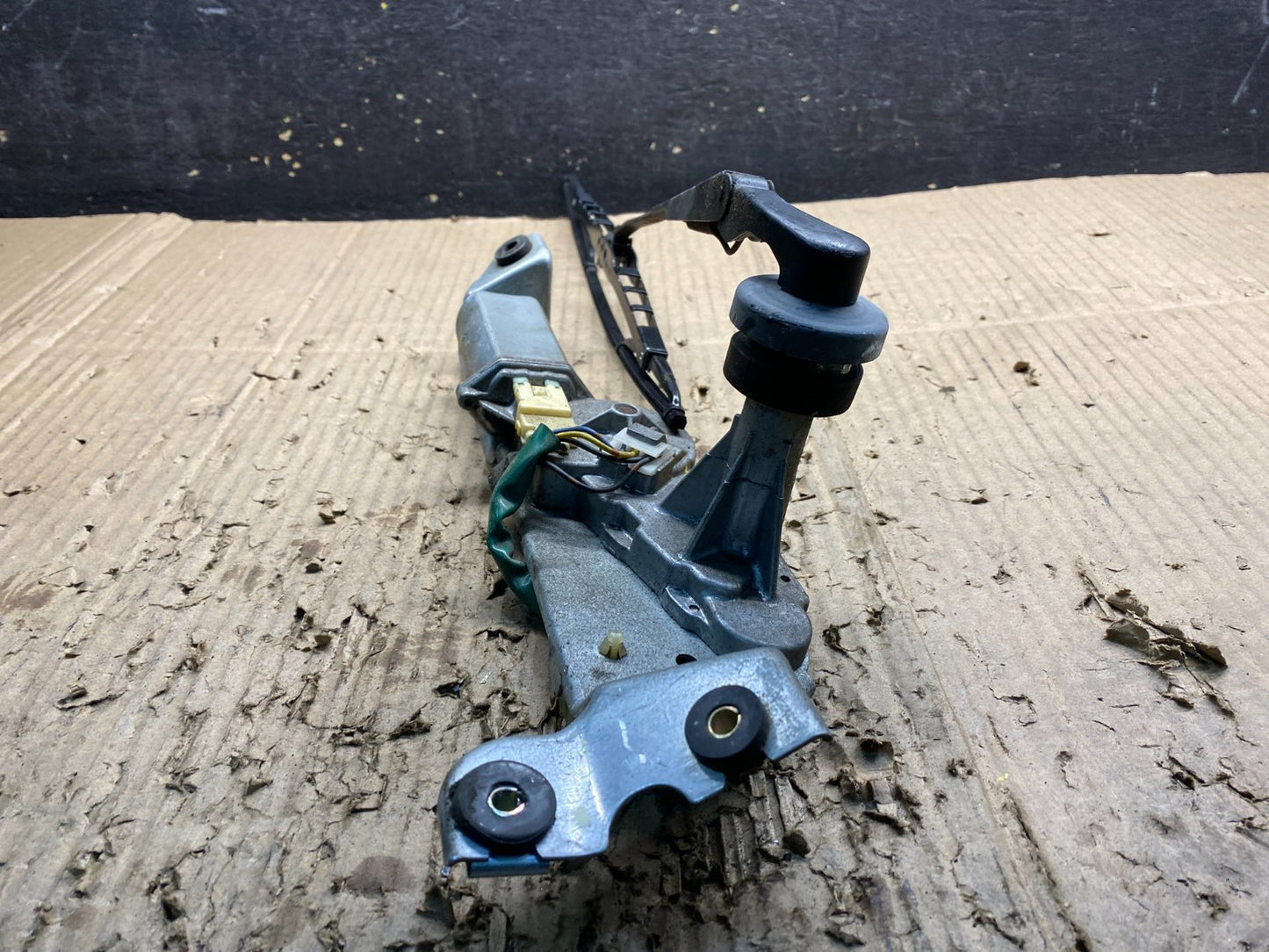 2000 to 2004 Subaru Legacy Rear Windshield Wiper Motor OEM X3974 PS4