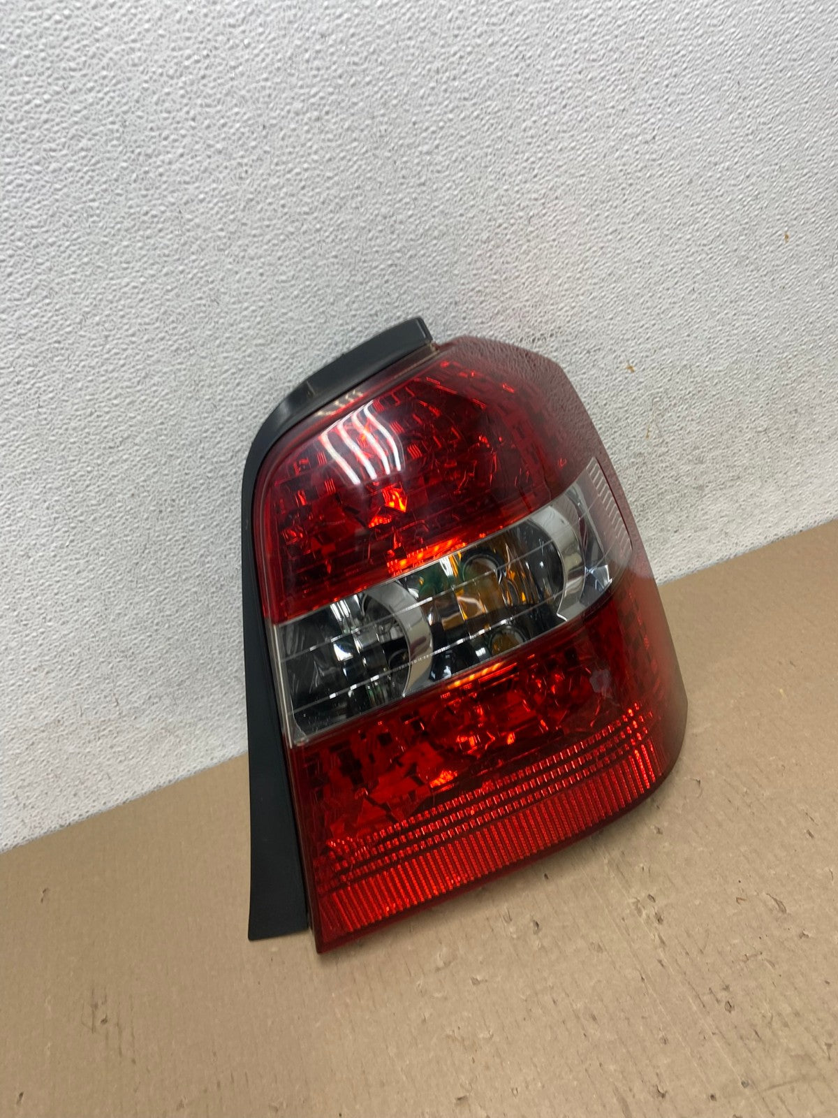 2004-2007 Toyota Highlander Right Passenger RH Side Tail Light AE9574 LK2