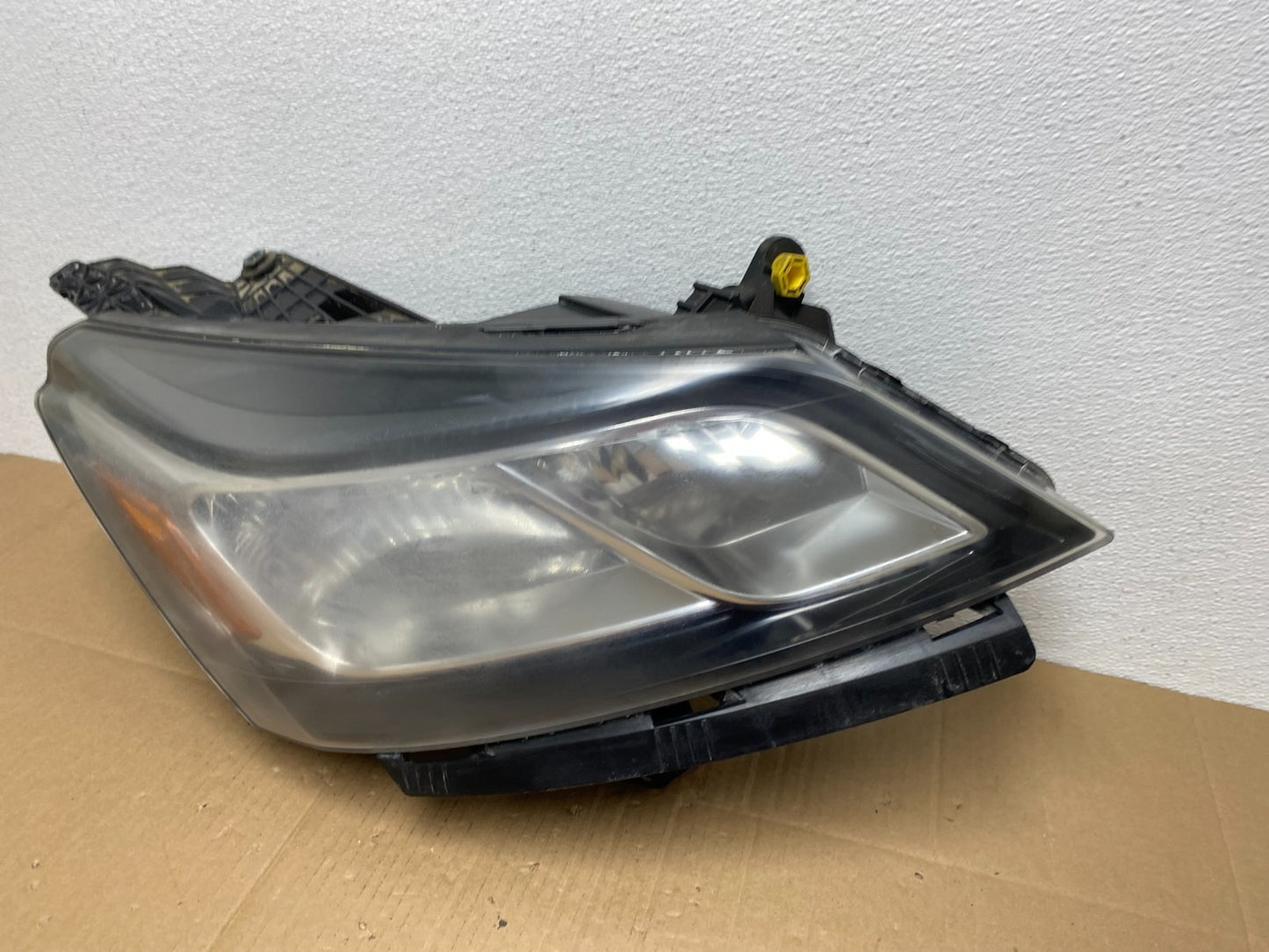 2013-2017 Chevrolet Traverse Right Passenger Side Halogen Headlight AB8100 DW1