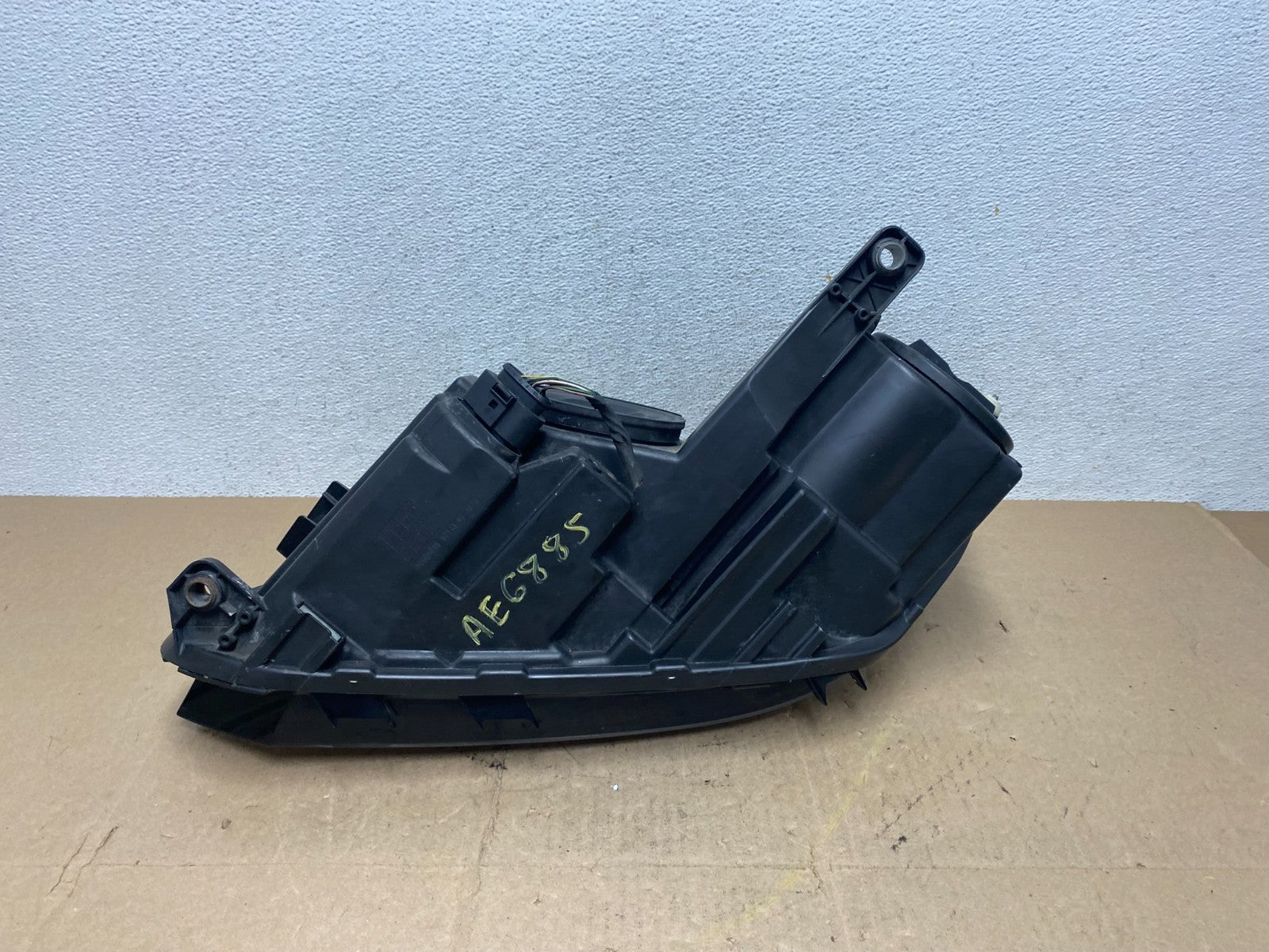 2012 to 2018 Volkswagen Tiguan Right Passenger RH Halogen Headlight AE6885 DW7