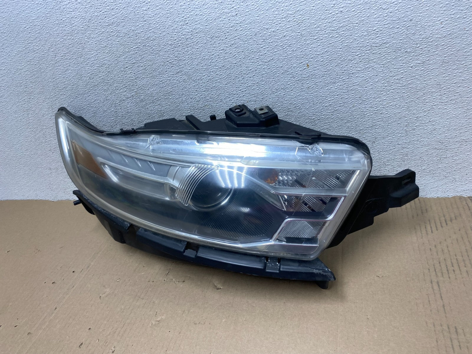 2013 to 2019 Ford Taurus Right Passenger RH Side Headlight Halogen AG6847 DW1