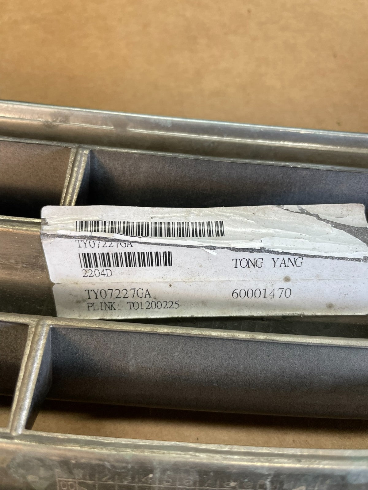 2000 to 2001 Toyota Camry Grille Chrome Shell w/ Black Insert AE08125