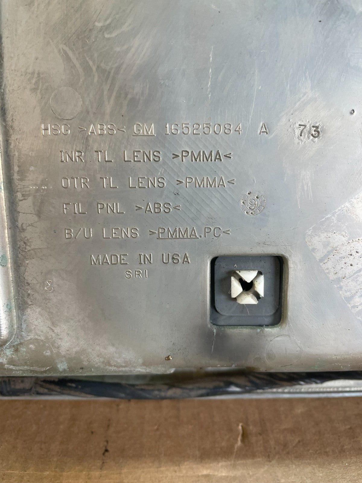 2000 to 2005 Buick Lesabre Trunk Rear Center Tail Light Panel AD0211 DG4