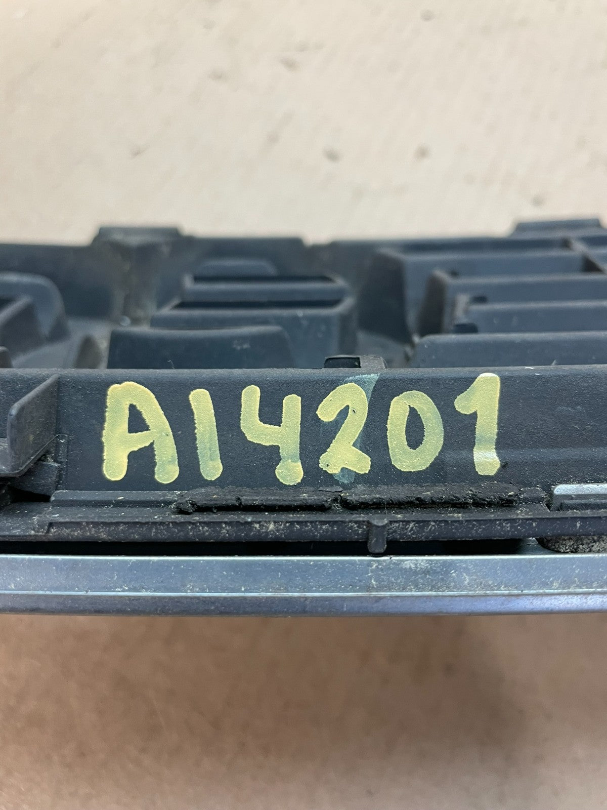 2000 to 2002 Audi A4 Upper Front Grill Grille ai4201 DG5