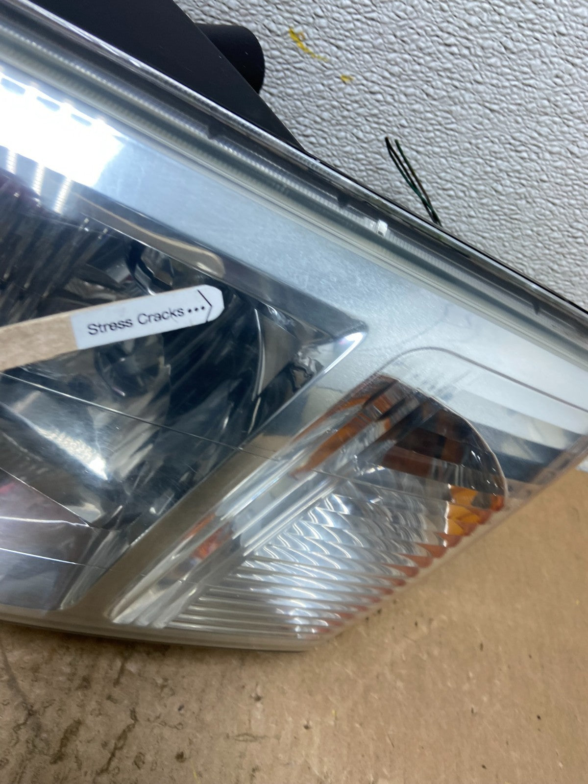 2004 - 2008 Mitsubishi Endeavor Headlight Left Driver Lh Side OEM Z9551 DW4