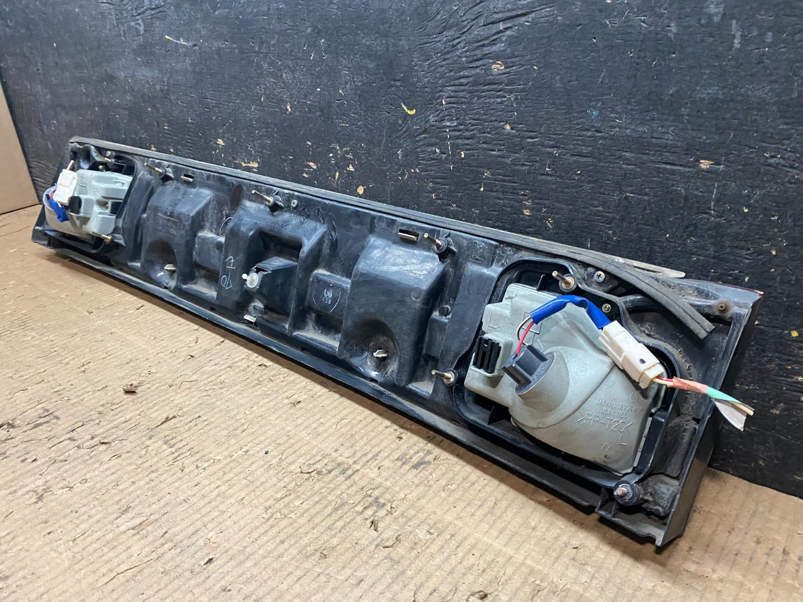 1995 1996 Toyota Camry Center Trunk Rear Tail Light OEM Y6599 DG9