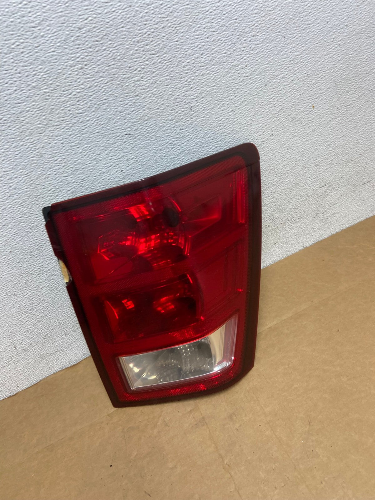 2005 - 2006 Jeep Grand Cherokee Right Passenger Rh Tail Light AD4452 LK2
