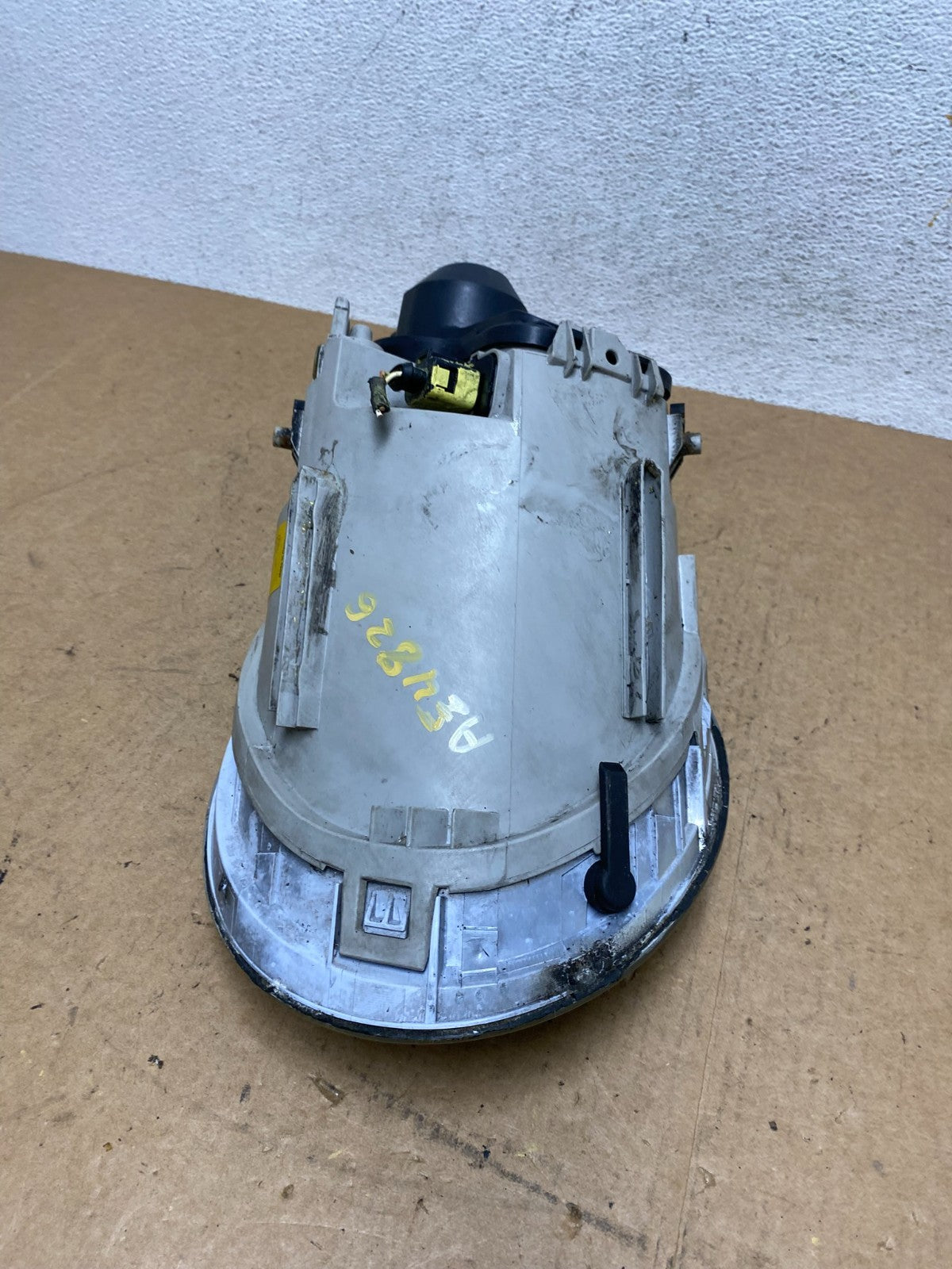 1998 to 2005 Volkswagen Beetle Right Passenger Side Headlight AE4826 DW7