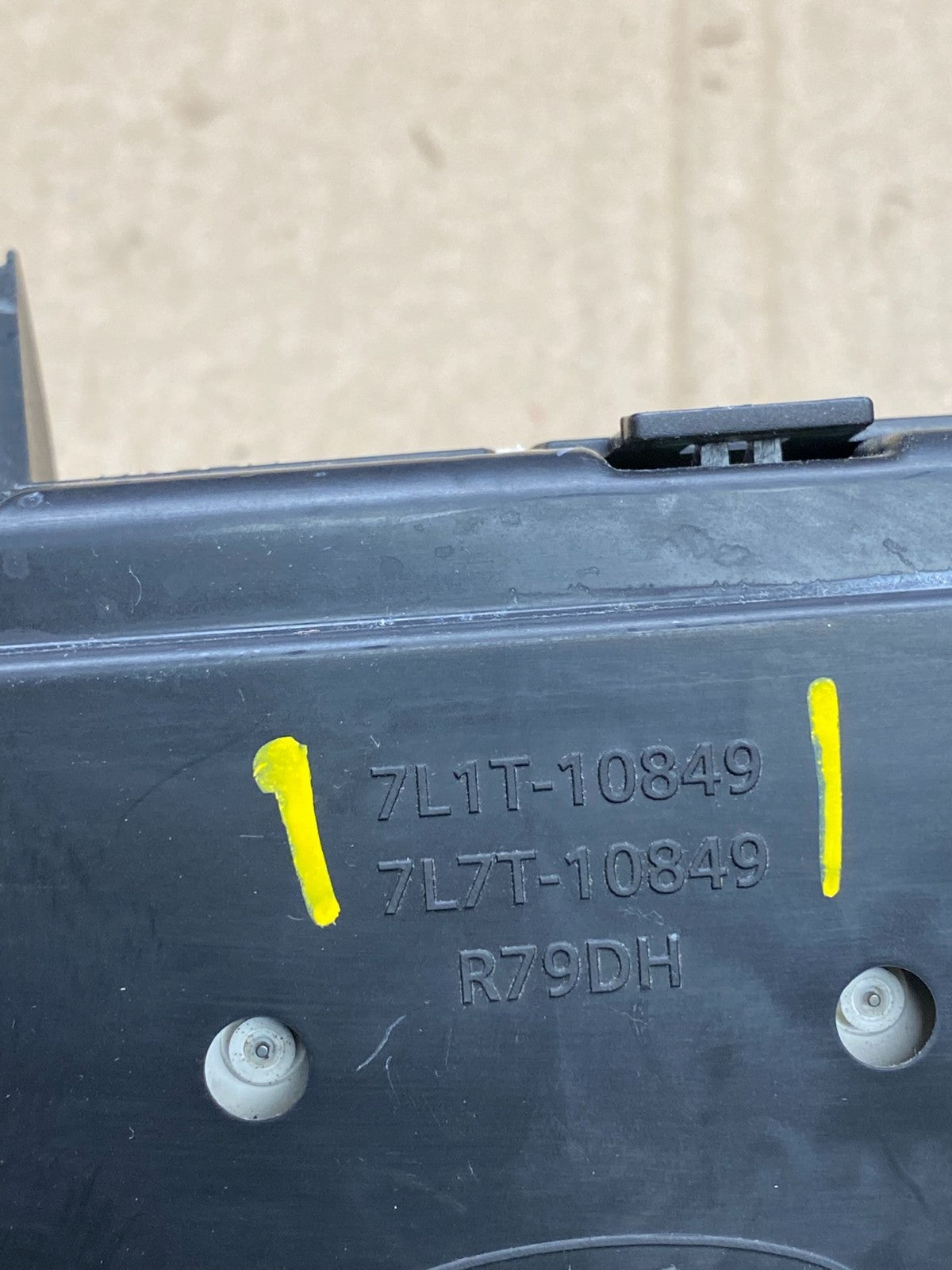2007 2008 Ford  Expedition Speedometer Cluster Gauge OEM X5694 DG9