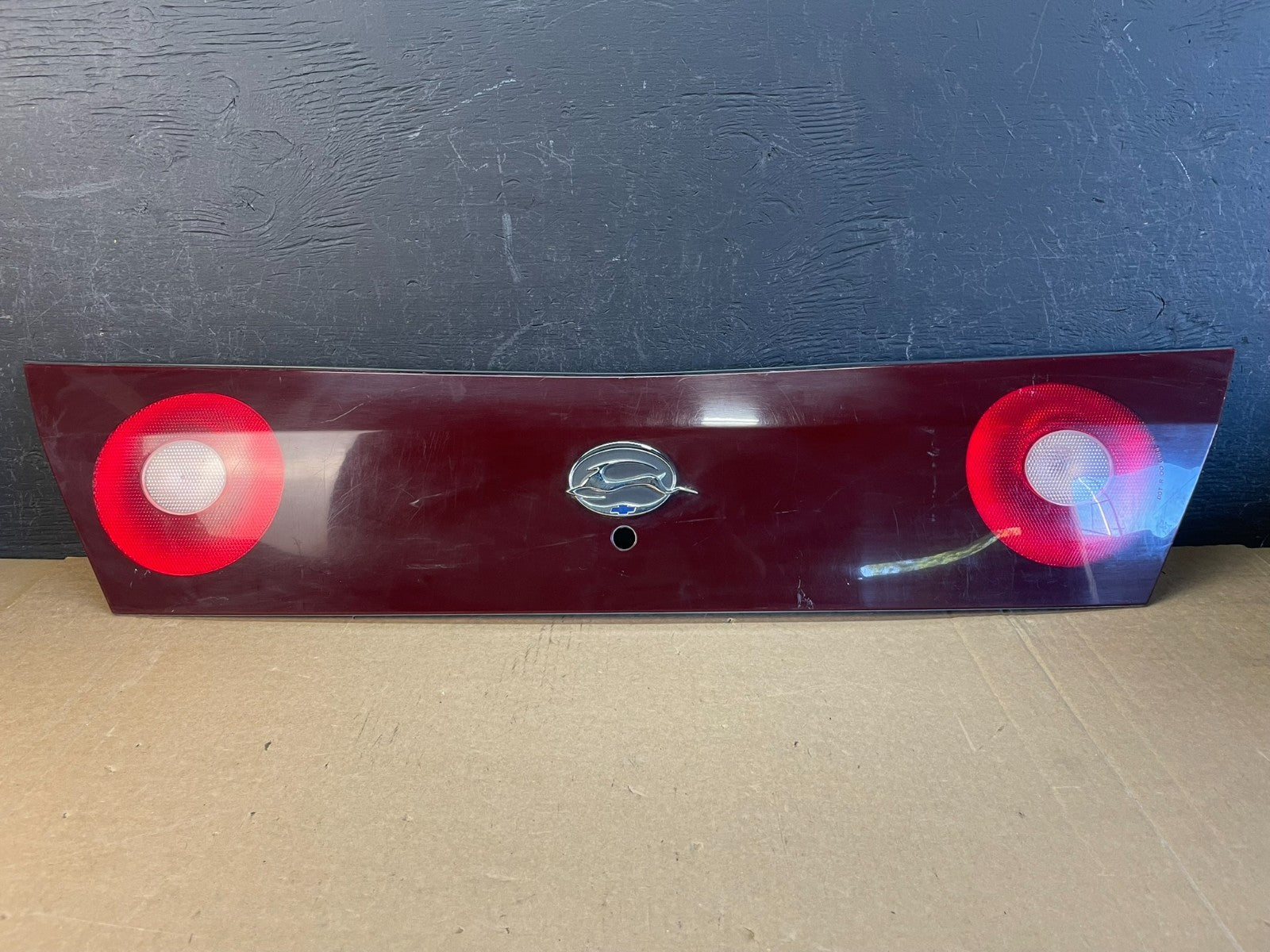 2000-2004 Chevrolet Impala Rear Trunk Center Finish Panel Tail Light AD0072 DG0