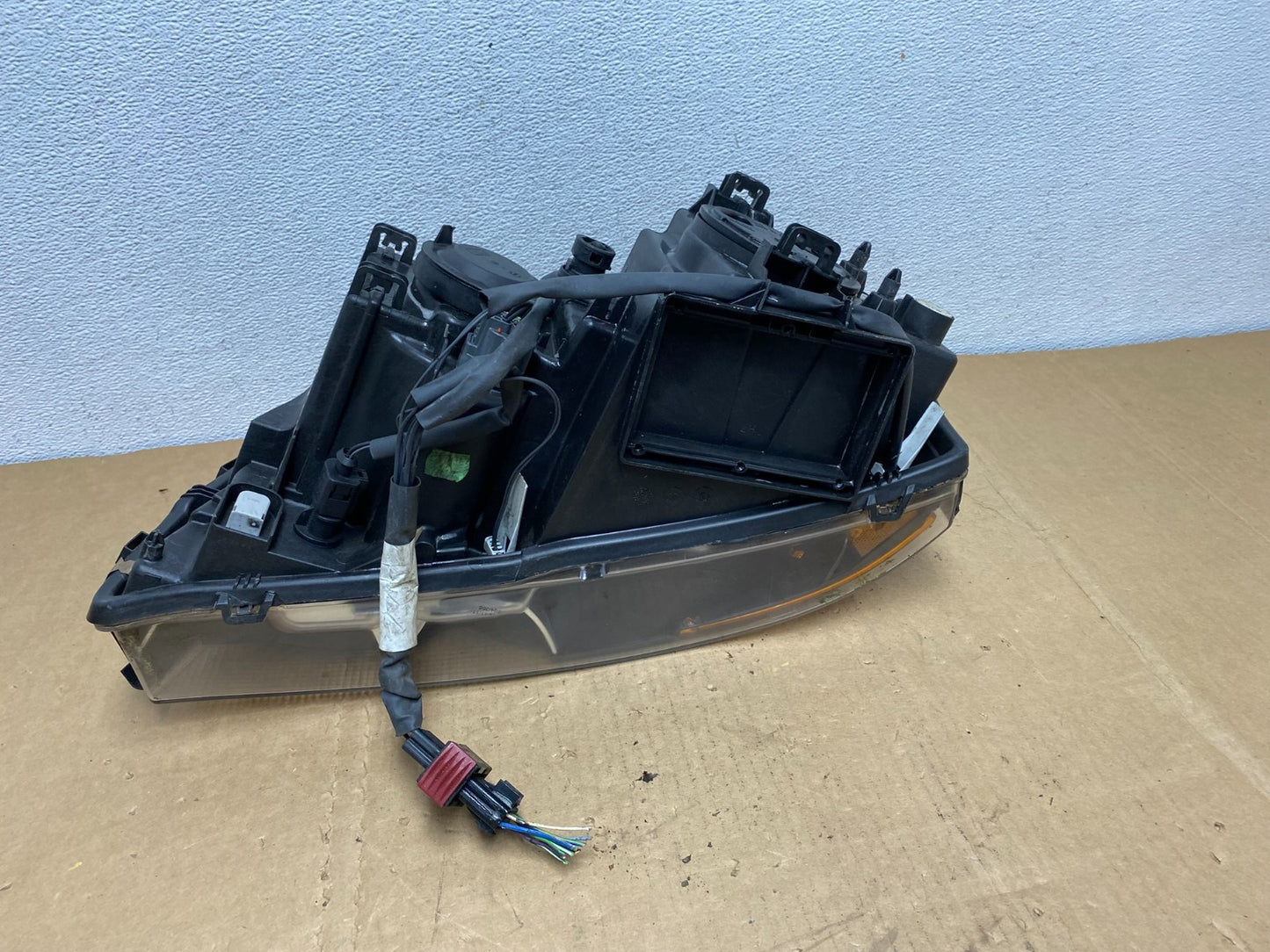 2003 to 2006 Volvo XC90 Right Passenger Rh Side Headlight Halogen AC8561 DW8