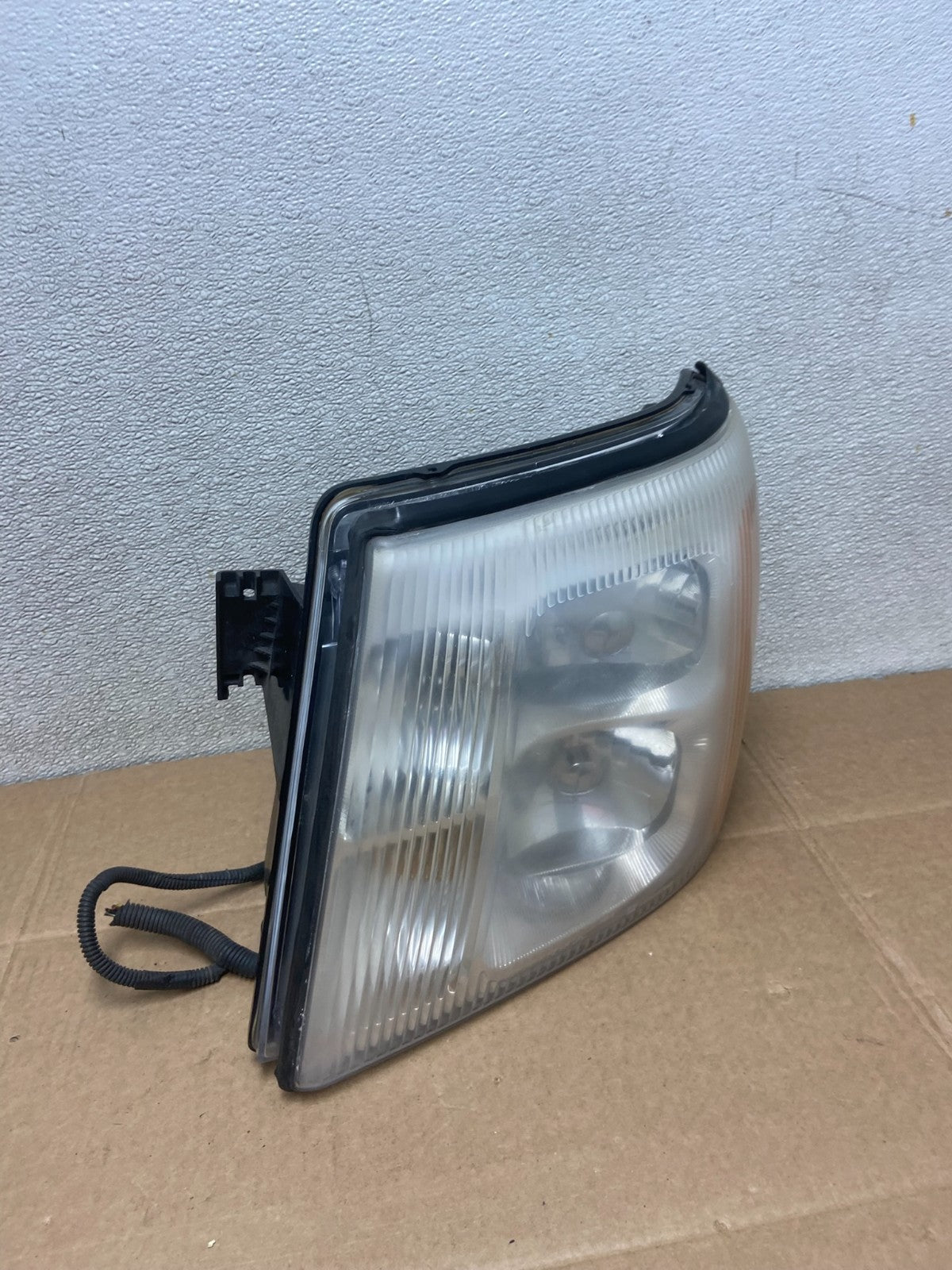 2002 to 2006 Cadillac Escalade Left Driver Lh Xenon HID Headlight Oem Y8376 DW2