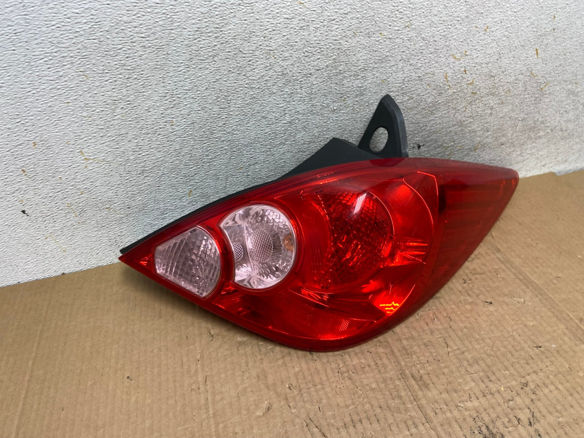 2007 - 2012 Nissan Versa Hatchback Right Passenger Side Tail Light AI6675 LK2