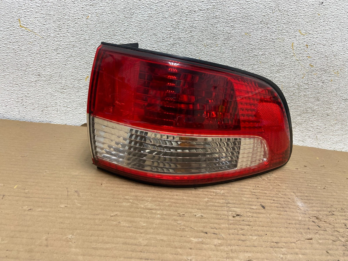 2001 2002 2003 Toyota Sienna Right Passenger Rh Side Tail Light AH2553 DW0