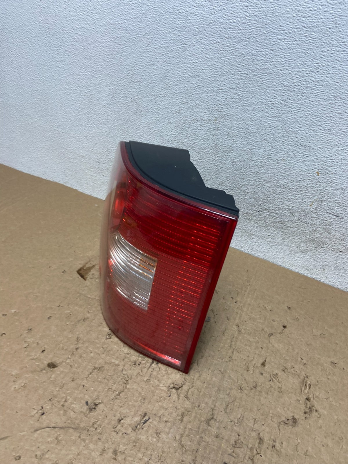 2000 to 2005 Volkswagen Passat B5 Wagon Rigt Passenger Side Tail Light AF8389 DG1