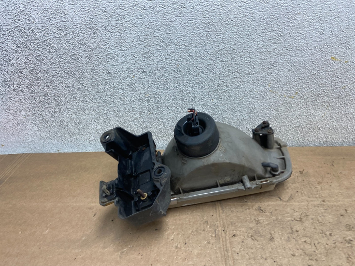 1996 to 1998 Mazda MPV Right Passenger RH Headlight OEM Y7045 DW5