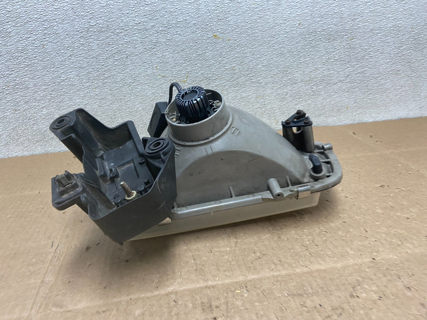 1996 to 1998 Mazda MPV Right Passenger RH Headlight OEM Y8829 DW5