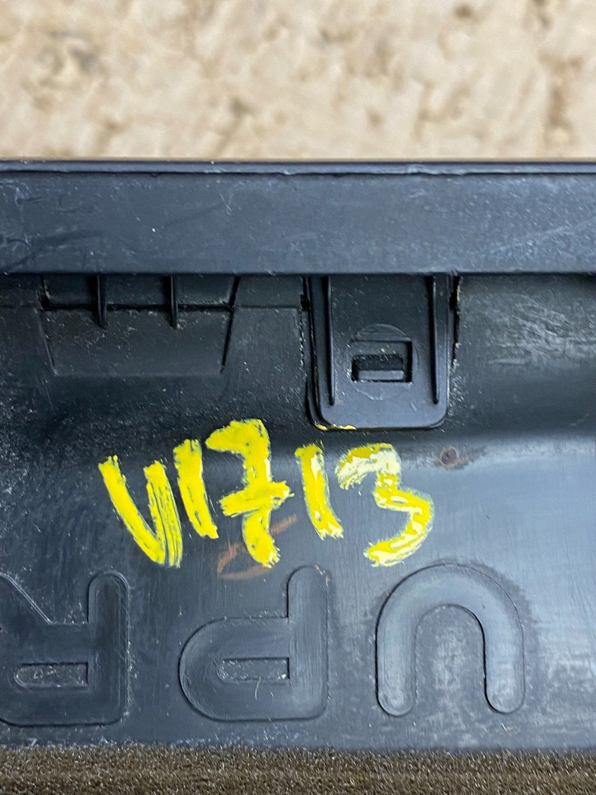1997 to 2001 Lexus ES330 ES300 Front Center Side Air Vent V1713 DG7