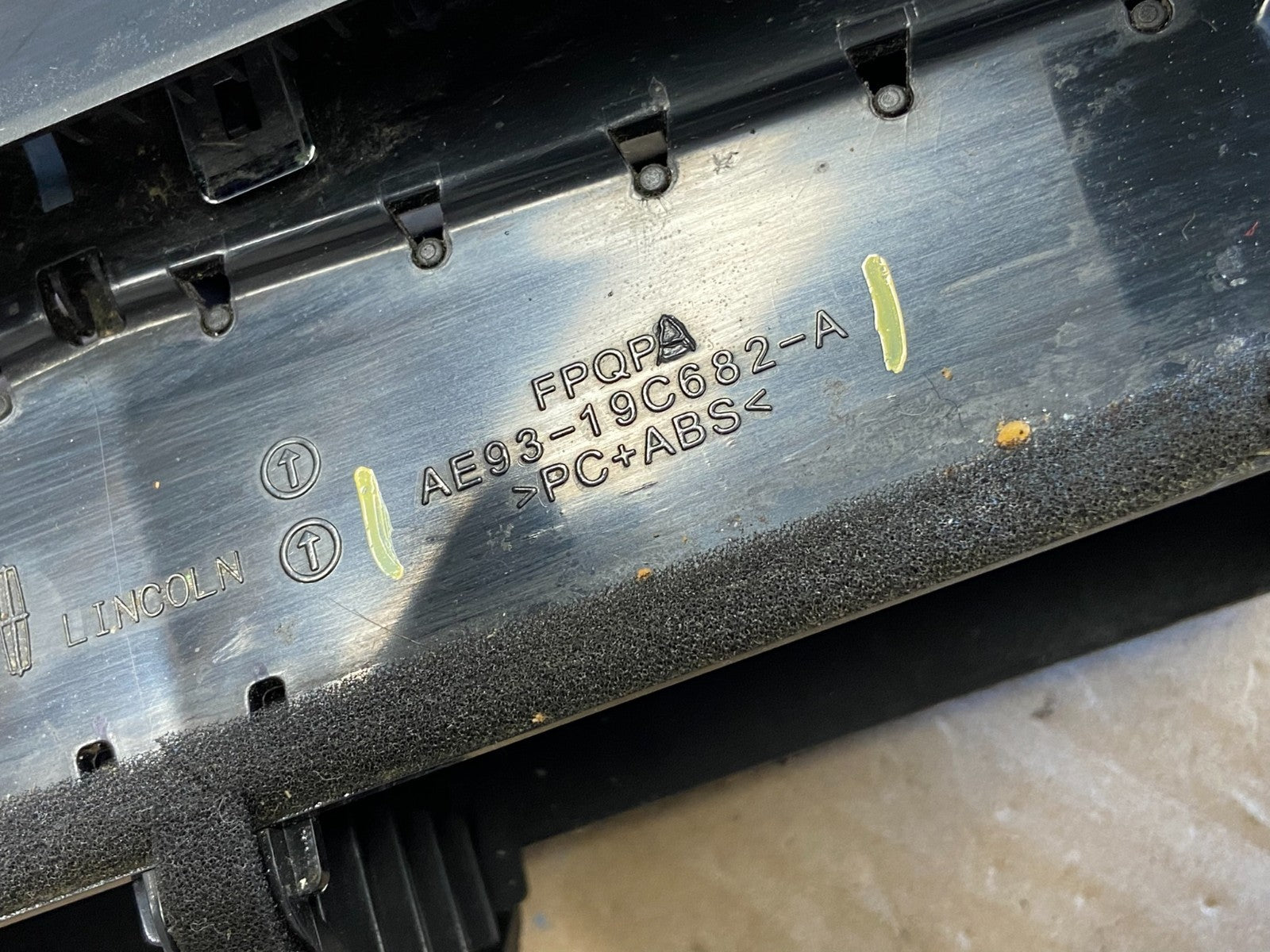 2010 - 2012 Lincoln Mkt Center Dash Gps Radio Bezel Panel Air Vent OEM AB1983 DG6