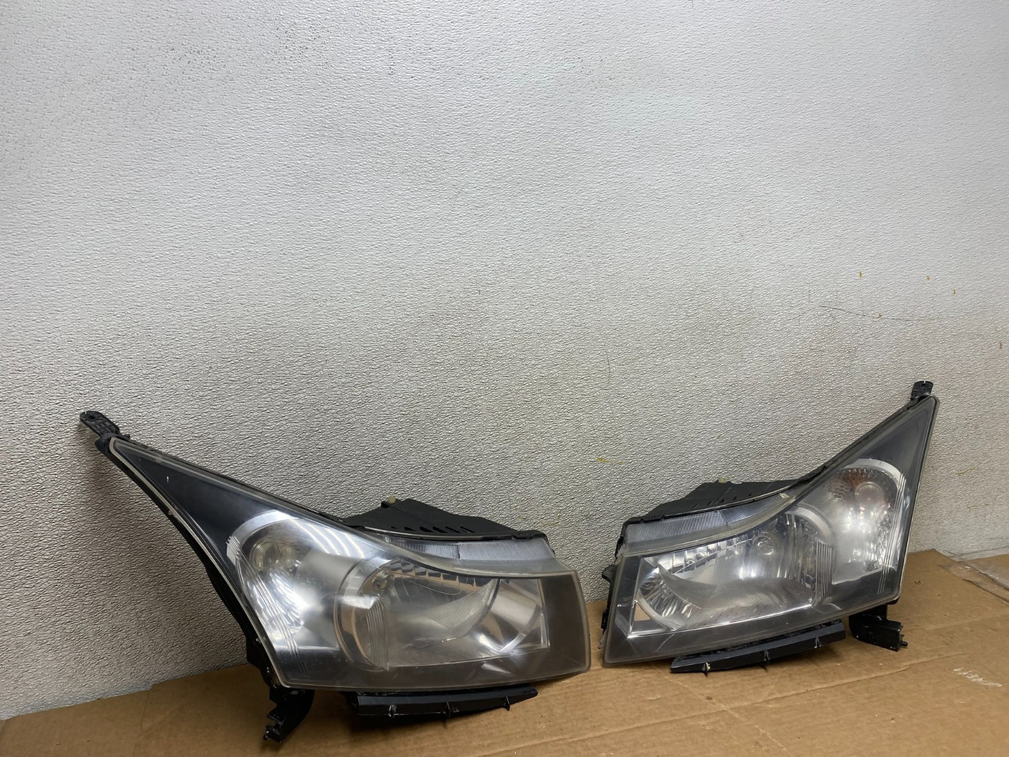 2011 to 2015 Chevrolet Cruze Halogen Left+Right Set Headlights Z1318 DW2