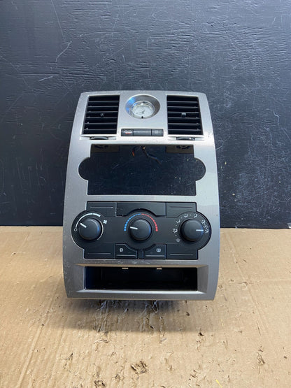 2005 to 2007 Chrysler 300 Dash Heater A/C Climate Control Radio Panel AD6973 DG0