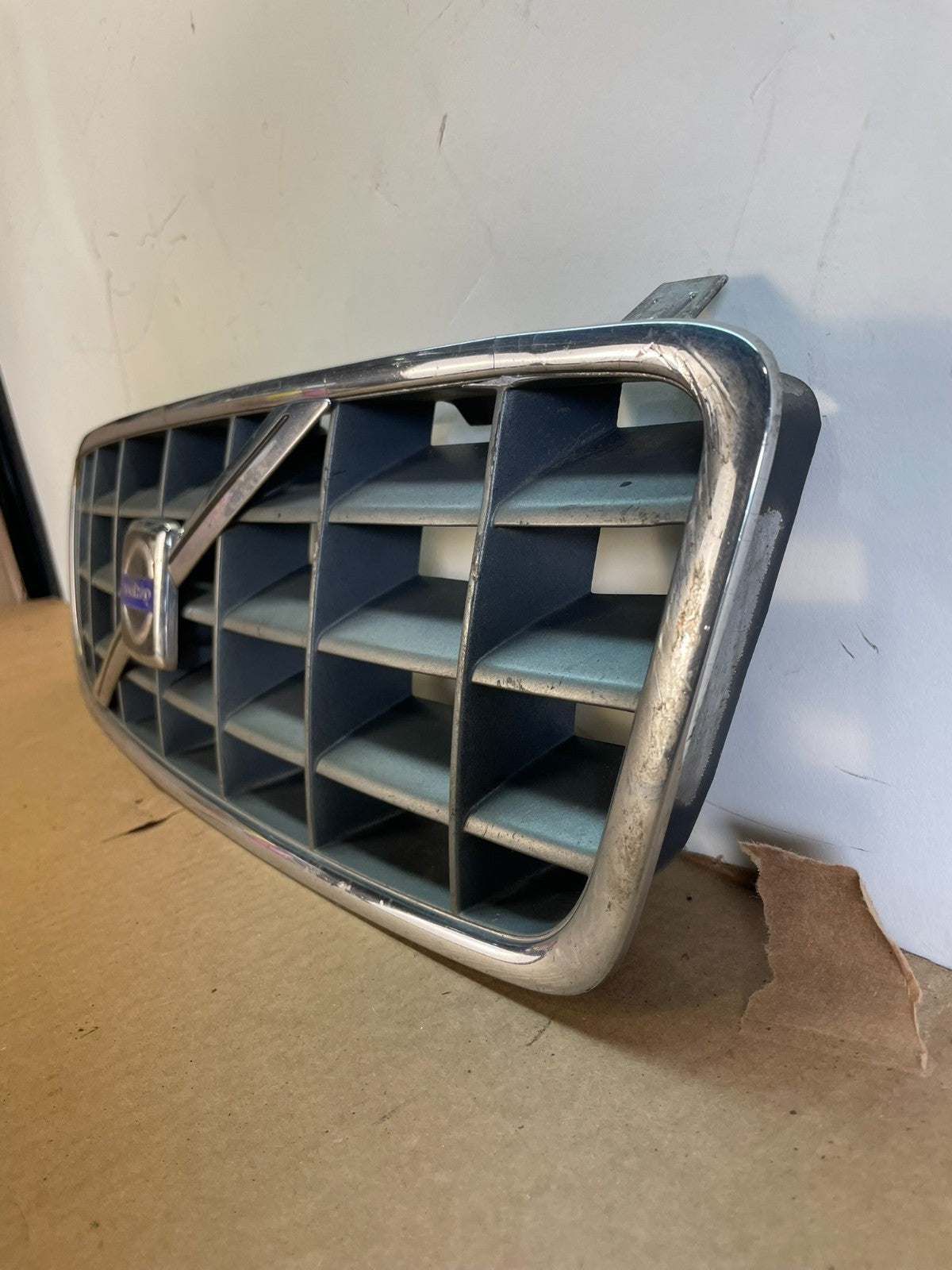 2001 to 2004 Volvo XC70 Front Upper Grill Grille AG3122 DG1