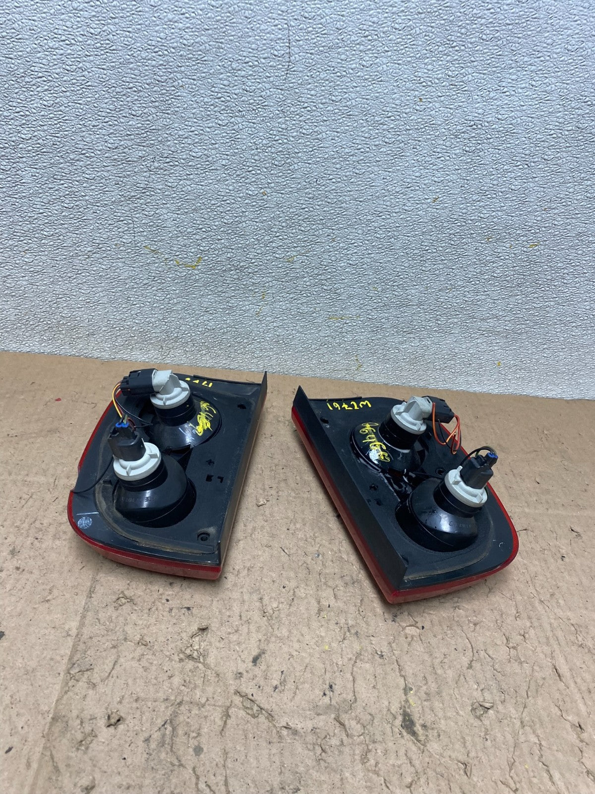 2004 to 2005 Land Rover Freelander Left+Right Tail Light OEM w2761 DG4