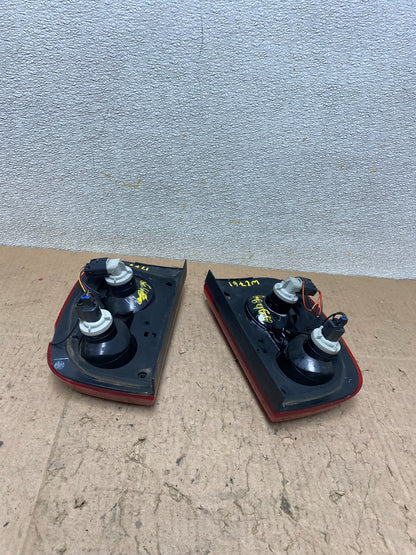 2004 to 2005 Land Rover Freelander Left+Right Tail Light OEM w2761 DG4