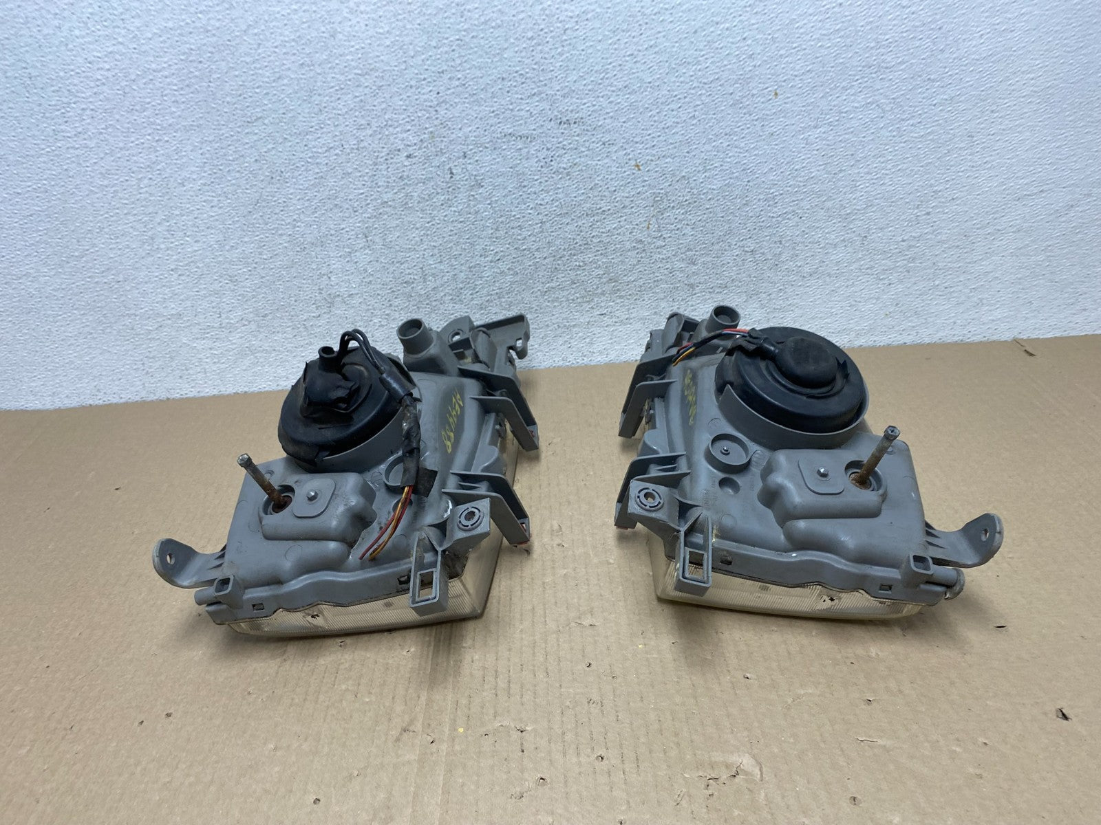 2001 to 2002 Subaru Forester Left+Right Halogen Headlights AE9488 DW11